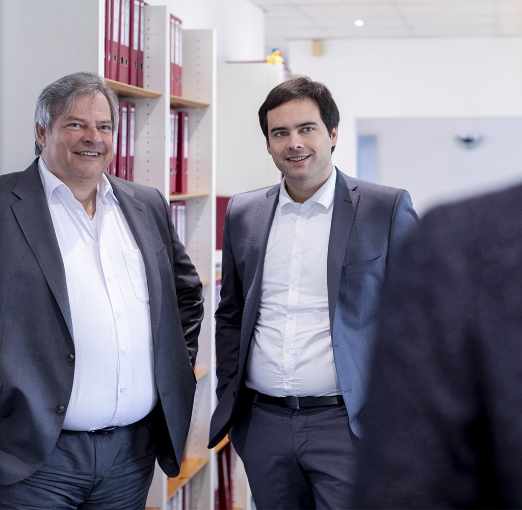 Arnd und Gerd Birkenhagen stehen in den Büroräumen